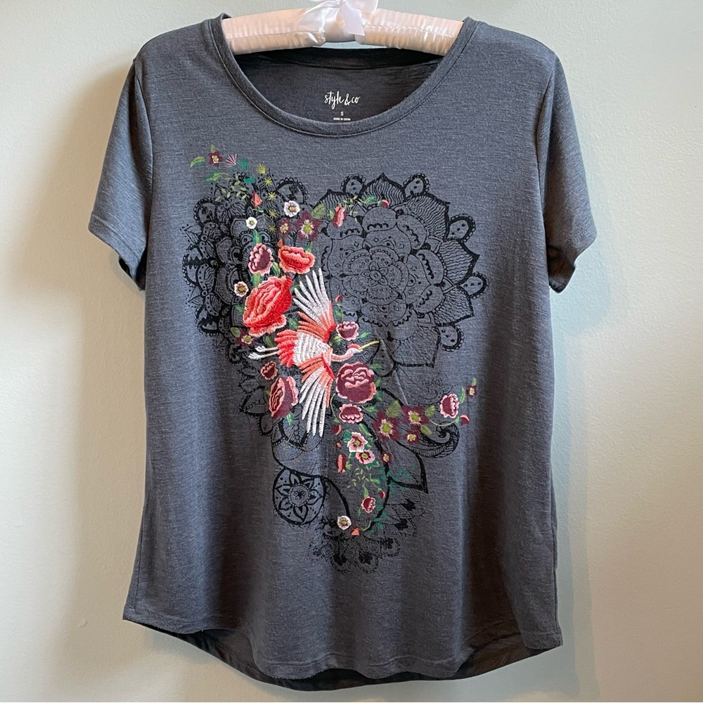 Style & Co Women’s Embroidered Curved Hem T Shirt Size S Charcoal Grey Floral
